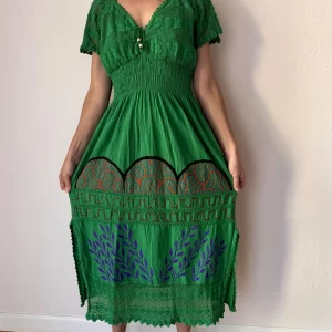 Icaros Flor de Retama Kené green Shipibo ceremonial dress, hand-embroidered, short sleeve